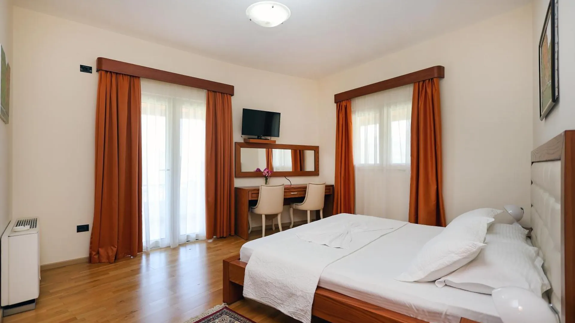 Hotel Kanione Cerenisht 4*,